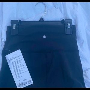 BRAND NEW LULULEMON CAPRI BLACK LEGGINGS(SIZE4)